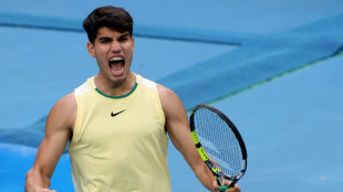 Alcaraz e Medvedev sofrem mas avan&ccedil;am no Aberto da Austr&aacute;lia