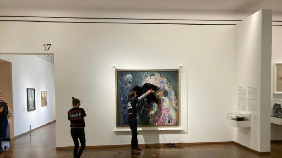 Ambientalistas roc&iacute;an con l&iacute;quido negro una obra maestra de Klimt en un museo de Viena