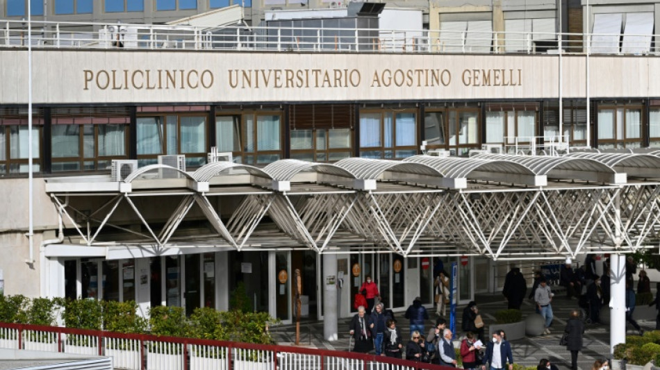 Mit Gesundheitsproblemen k&auml;mpfender Papst Franziskus im Krankenhaus