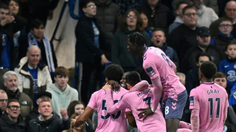 Simms strikes late as Everton earn valuable draw at Chelsea