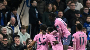 Simms strikes late as Everton earn valuable draw at Chelsea