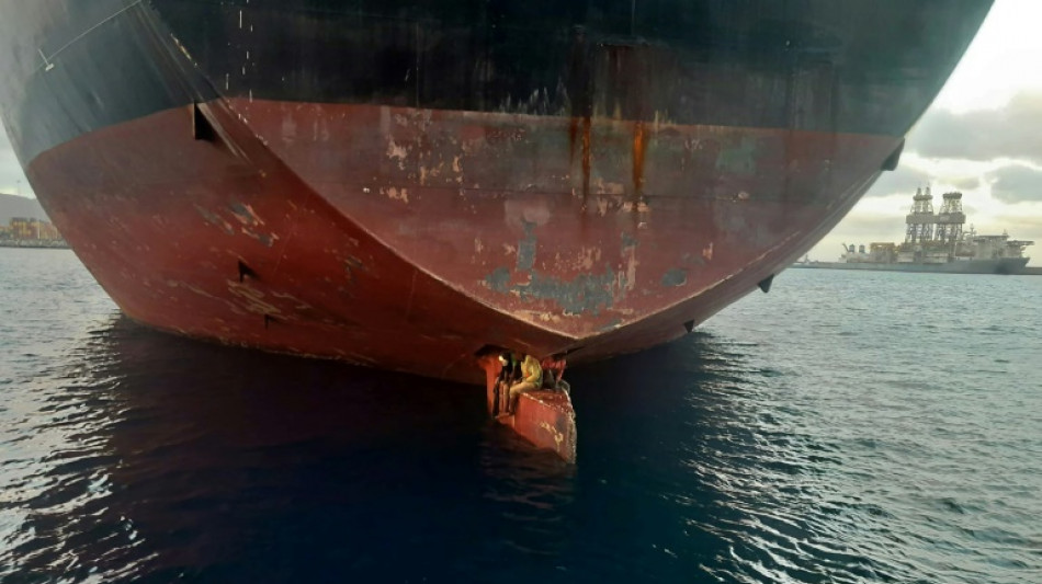 Espagne: trois clandestins, arriv&eacute;s cach&eacute;s sous la poupe d'un p&eacute;trolier, ont demand&eacute; l'asile