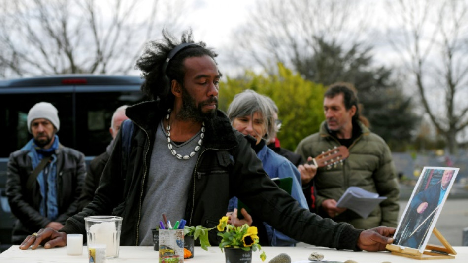Enterrer dignement les morts de la rue: mission de "Goutte de vies" &agrave; Toulouse