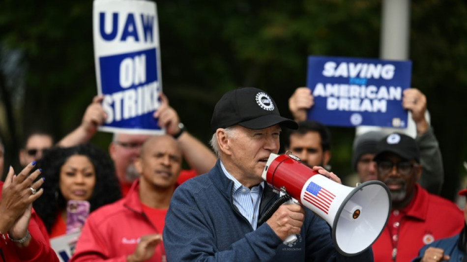 Joe Biden apporte un soutien historique aux ouvriers de l'automobile en gr&egrave;ve
