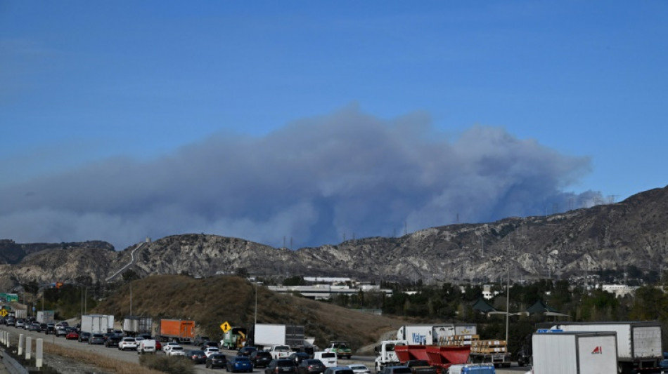 Miles de &oacute;rdenes de evacuaci&oacute;n por nuevo incendio alrededor de Los &Aacute;ngeles