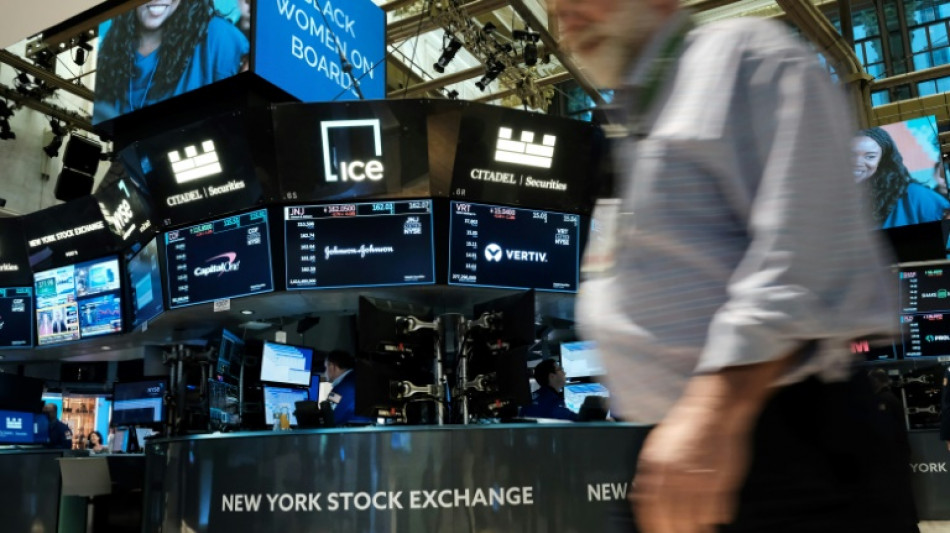 Wall Street ouvre en baisse, effray&eacute;e par la remont&eacute;e des taux