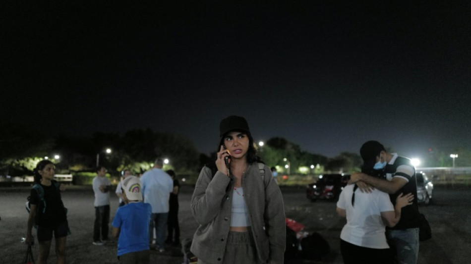 Sem dinheiro, migrantes deportados pelos EUA para o Panam&aacute; buscam novo destino