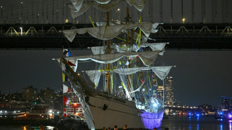 Deux morts dans le choc d'un voilier mexicain contre le pont de Brooklyn &agrave; New York