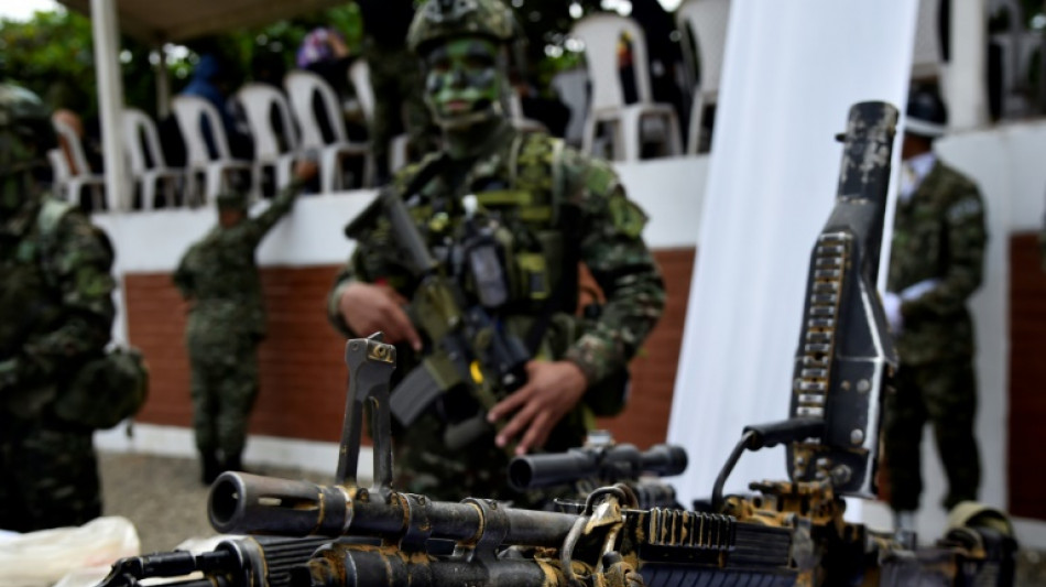 Dissidentes das Farc entregam as armas na Col&ocirc;mbia em meio a ofensiva do ELN