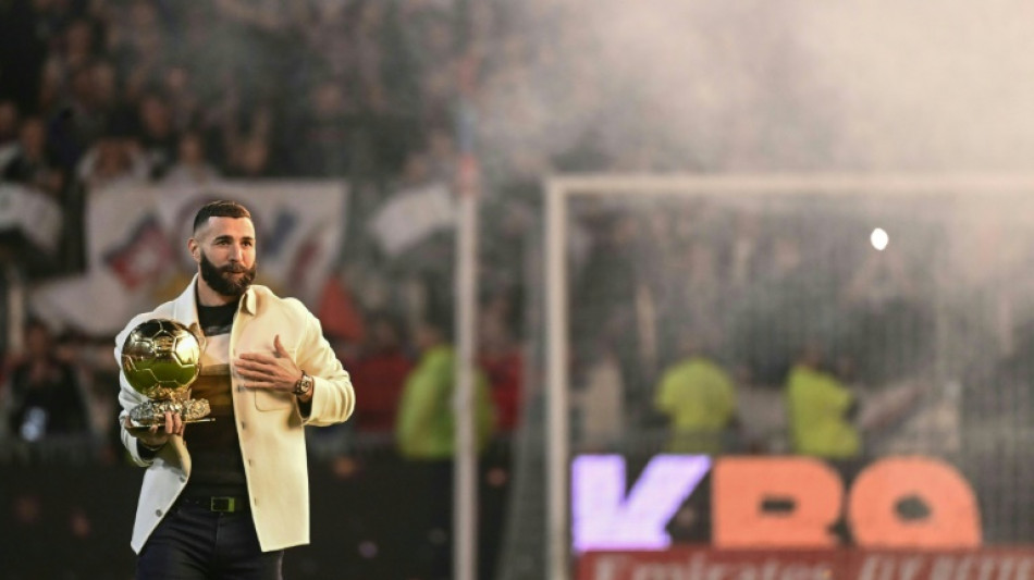 L1: Benzema pr&eacute;sente son Ballon d'or au Groupama stadium de Lyon