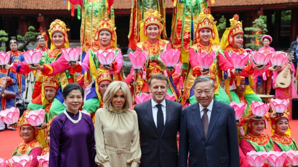 Presidência francesa minimiza incidente entre Macron e a esposa no desembarque no Vietnã