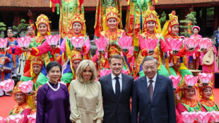 Presidência francesa minimiza incidente entre Macron e a esposa no desembarque no Vietnã