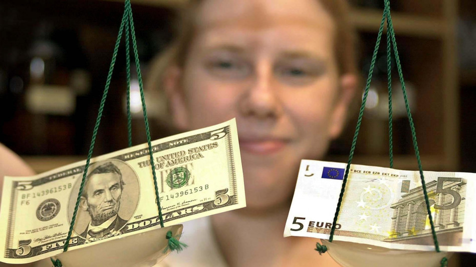 L'euro &egrave; poco mosso, a 1,1127 dollari