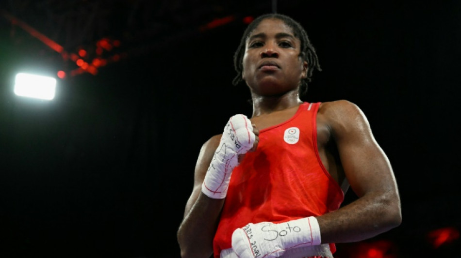 La boxeadora Ngamba ofrece una hist&oacute;rica medalla a los refugiados en Par&iacute;s-2024