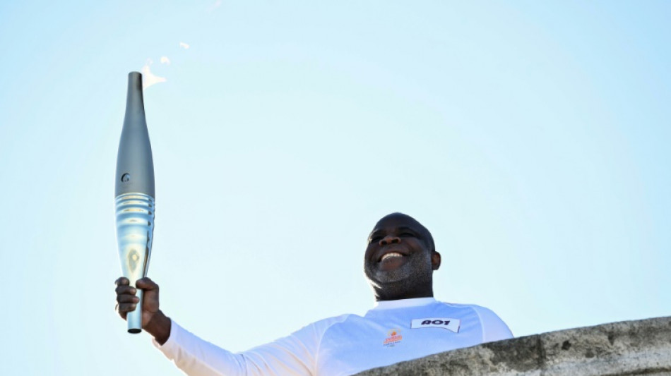 JO-2024: d&eacute;but du relais de la flamme &agrave; Marseille avec l'ex-footballeur Basile Boli