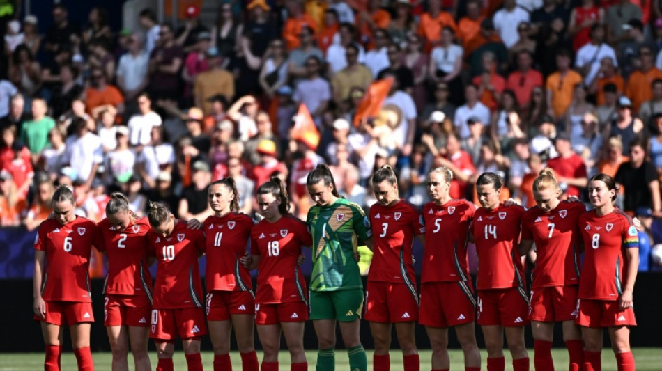 Sele&ccedil;&atilde;o feminina do Pa&iacute;s de Gales sofre leve acidente de &ocirc;nibus na Eurocopa