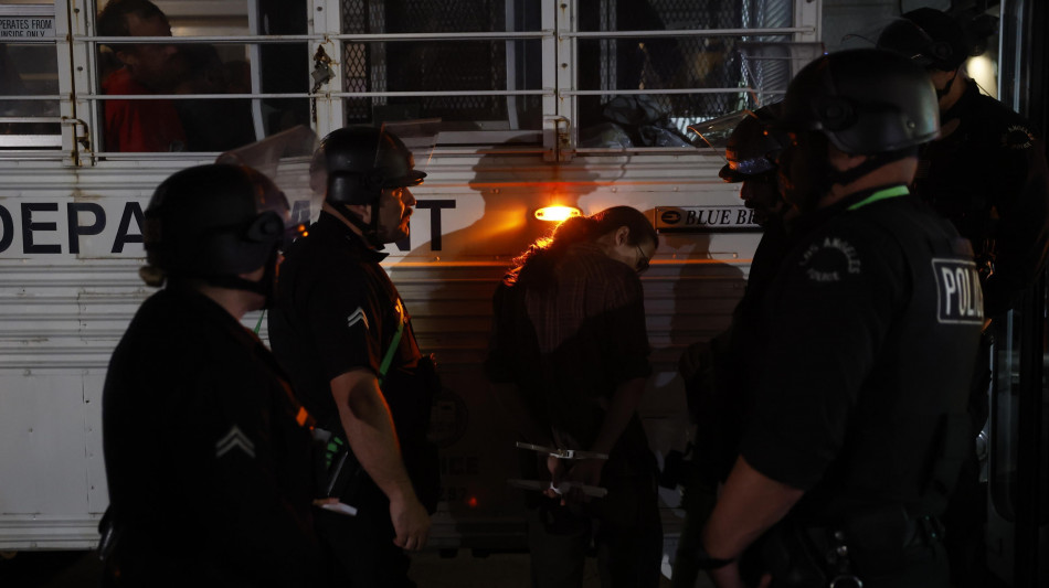 Polizia Los Angeles allontana troupe Cnn da zona proteste