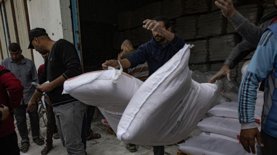 Gaza, assaltato e saccheggiato un deposito di cibo dell'Onu