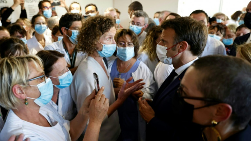 Macron au chevet des soins d'urgence dans un centre hospitalier &agrave; Cherbourg