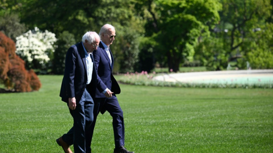 Sous pression pour retirer sa candidature, Biden re&ccedil;oit le soutien de Bernie Sanders