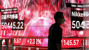 Borsa: Asia su nuovi massimi col 'sell America', volano oro e argento