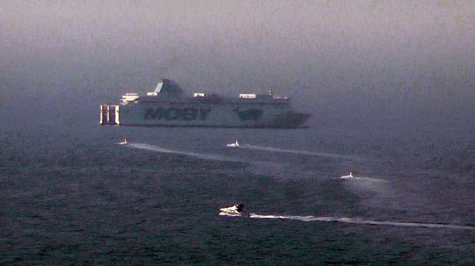 Incendio sul traghetto per Napoli, sar&agrave; trainato in porto