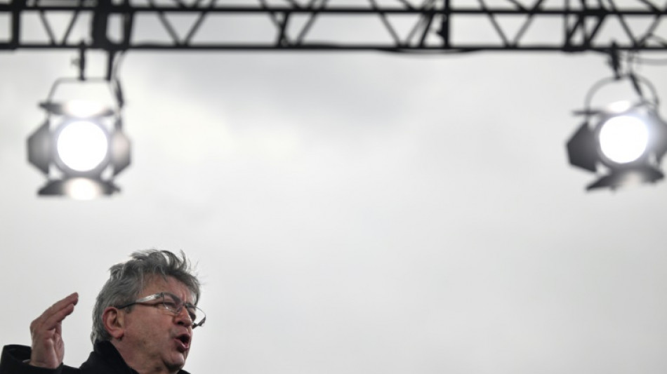 Pr&eacute;sidentielle J-5: M&eacute;lenchon se d&eacute;multiplie, &eacute;cart resserr&eacute; entre Macron et Le Pen