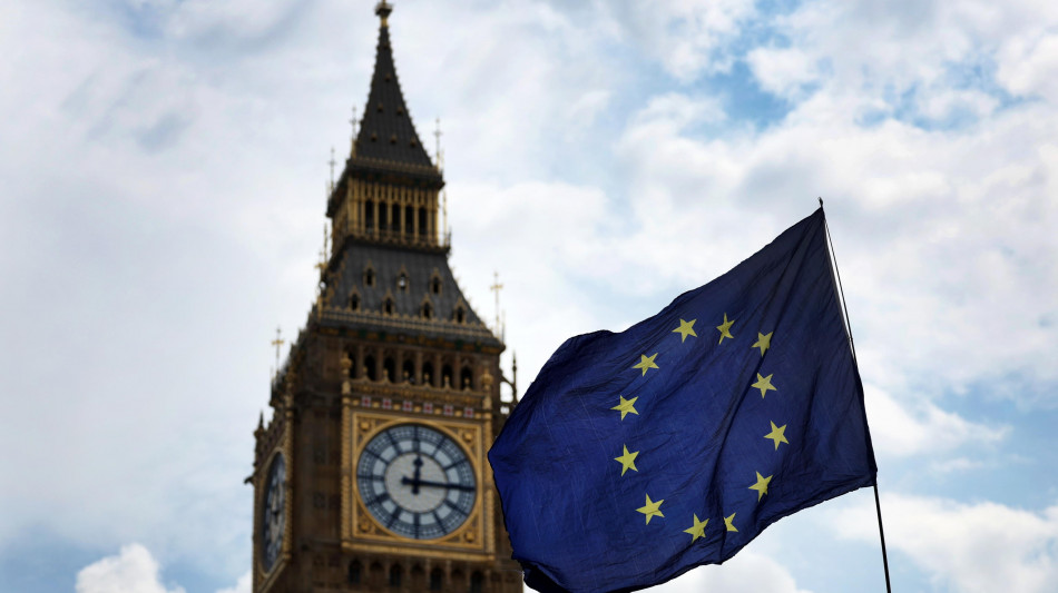 Times, 'Gb apre ad accordo con Ue su mobilit&agrave; dei giovani'