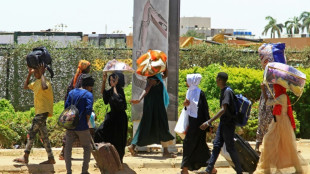 Miles de personas huyen de los combates en la capital de Sud&aacute;n