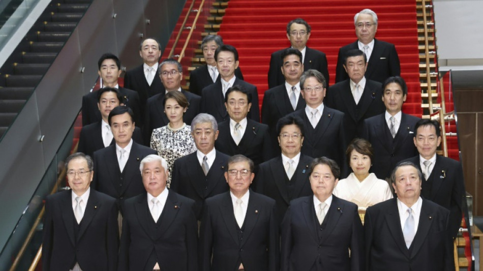 Governo japon&ecirc;s admite que alterou foto 'desalinhada' do gabinete