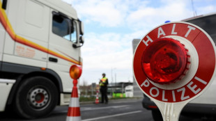 Mann f&auml;hrt betrunken gegen eigenes Hoftor - Auto setzt Notruf an Polizei ab