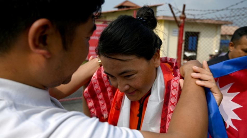 La monta&ntilde;ista nepal&iacute; que rompi&oacute; el r&eacute;cord mundial de ascensi&oacute;n del Everest promociona el talento de los gu&iacute;as