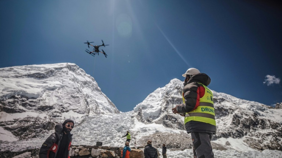 Népal: des drones à l'assaut des déchets de l'Everest