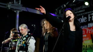 El grupo disidente ruso Pussy Riot act&uacute;a en Berl&iacute;n en apoyo a Ucrania
