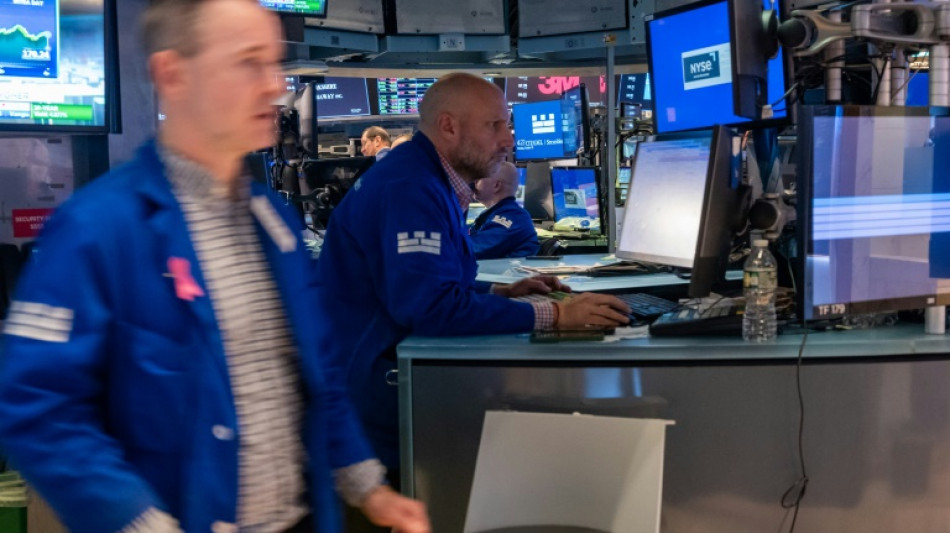 Wall Street, en l&eacute;g&egrave;re hausse, empile les records