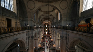 Enrique y Meghan centran la atenci&oacute;n en misa del jubileo sin Isabel II