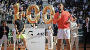 Djokovic conquista 100&ordm; t&iacute;tulo da carreira na v&eacute;spera de Roland Garros