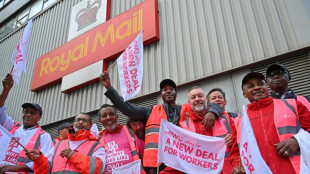 D&eacute;c&egrave;s d'Elizabeth II: les cheminots et les postiers interrompent leurs gr&egrave;ves