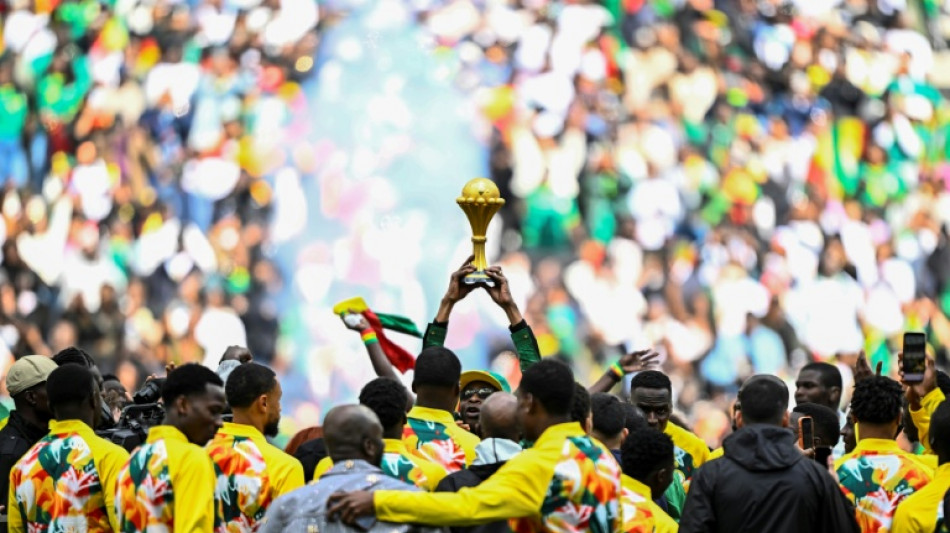 Apesar de san&ccedil;&atilde;o, Senegal exibe trof&eacute;u da Copa Africana em vit&oacute;ria sobre o Peru