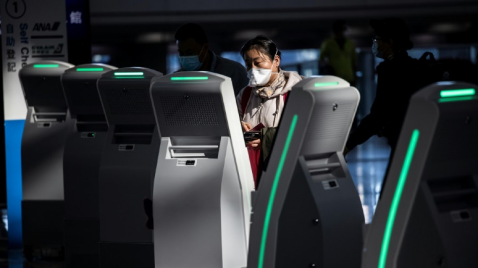 La falta de personal pone en riesgo la reactivaci&oacute;n del tr&aacute;fico a&eacute;reo en Hong Kong