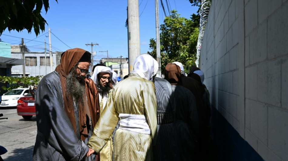 Fam&iacute;lias pedem devolu&ccedil;&atilde;o de crian&ccedil;as resgatadas de seita judaica na Guatemala