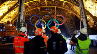 Par&iacute;s retira los anillos ol&iacute;mpicos de la Torre Eiffel