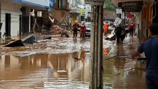 Buscam dezenas de desaparecidos em chuvas que j&aacute; deixaram 23 mortos em MG