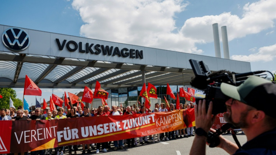 Apr&egrave;s l'accord chez Volkswagen, les salari&eacute;s dans le flou sur l'avenir des usines allemandes