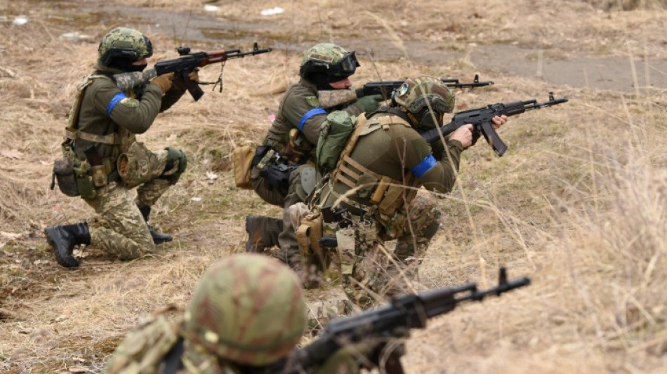 Ukraine: pr&egrave;s de Lviv, recrues et v&eacute;t&eacute;rans sur le pied de guerre