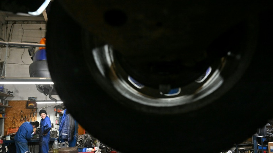 En Ukraine, un garage transforme des voitures caboss&eacute;es en outils de guerre