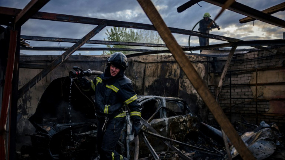 Ukraine: dans Kharkiv bombard&eacute;e, l'&eacute;puisant travail des pompiers
