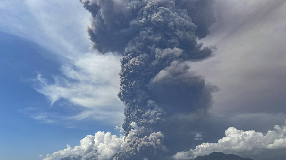 Erutta vulcano in Indonesia, colonna di cenere di 10 chilometri
