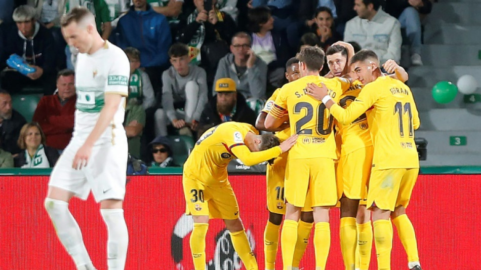 Lewandowski hits two as Liga leaders Barca cruise past Elche 