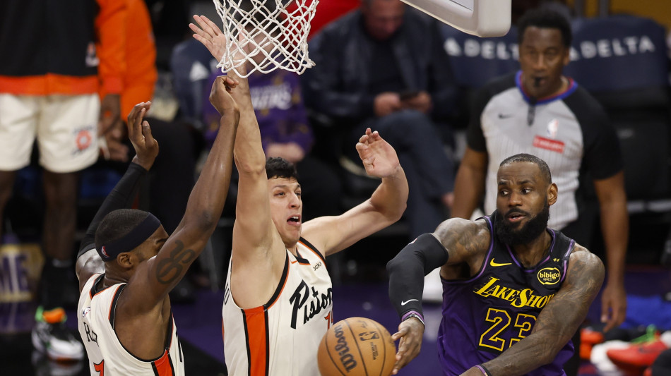 Basket: LeBron 'potrei giocare per altri 7 anni, ma non lo far&ograve;'